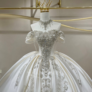 Robe de mariée JFH119 exclusive en satin, épaules dénudées, traîne chapelle, dentelle florale moderne, coupe bouffante, décolleté cœur pour femme - Product Image 5