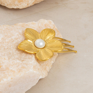 Pince à cheveux florale en acier inoxydable plaqué or 18 carats avec perles, zircon, étoile de mer et coquillage – Accessoire quotidien pour femme - Product Image 2