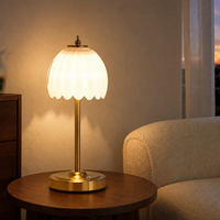 Lampe de table LED élégante avec abat-jour en verre côtelé, tige en métal, base ronde, lumière d'ambiance chaude pour chambre à coucher, salon, table de chevet
