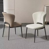 Chaise de salle à manger de style italien, cuir noir, avec structure en métal moderne, pour la maison, les hôtels, les restaurants et les salles à manger.