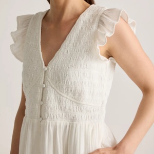 เดรสยาวปานกลางสีขาวแฟชั่นใหม่ขายดีสำหรับผู้หญิง ผ้าฝ้ายแท้ 100% ลายเรียบ คอวีทรงสโมค ใส่สบายสำหรับฤดูร้อน - Product Image 2