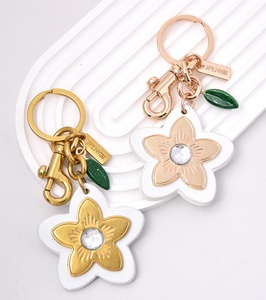 จี้พวงกุญแจรูปดอกเดซี่สุดน่ารัก - พวงกุญแจโลหะผสมสีทองและสีขาวสำหรับผู้หญิง, เครื่องประดับแฟชั่นสำหรับกุญแจ, กระเป๋า หรือกระเป๋าเดินทาง - Product Image 1