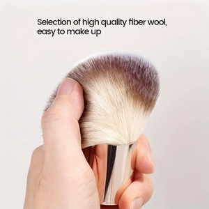 แปรงแต่งหน้าแบบแบน ขนไนลอน ด้ามโลหะ สำหรับเกลี่ยรองพื้นชนิดน้ำและครีม - Product Image 4