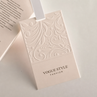 Étiquette de vêtement en papier personnalisable OEM, motif floral en relief, type panneau, avec épingle anti-effraction, écologique, de qualité supérieure