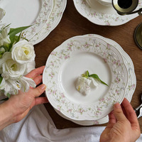 Vaisselle en céramique florale gaufrée de luxe léger de style vintage français, assiettes à dessert exquises pour le thé de l'après-midi