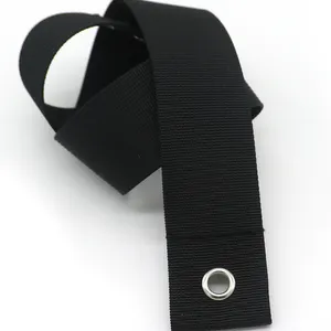 Unelastisches und glattes Gurtband aus schwarzem Polyester mit einigen Lasers chneid löchern