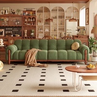 Ensemble de canapés modulaires capitonnés en velours vert, canapé à profil bas, pieds en bois massif, style moderne minimaliste, salon de villa