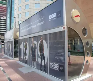 Estación de autobuses con aire acondicionado, parada de autobús inteligente con caja de luz para publicidad al aire libre en Dubái, UAE