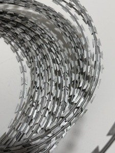 Filo Spinato Concertina BTO-22 500mm Zincato a Caldo, Recinzione di Sicurezza Anti-Intrusione per Perimetro, Vendita all'Ingrosso - Product Image 2