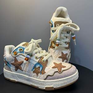 2025 nuevo producto "Qingming Shanghe Tu" zapatos de plataforma versátiles con bordado de estilo estrella para hombres y mujeres (zapatos de pareja) - Product Image 1