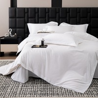 Ensemble de literie d'hôtel minimaliste de luxe: drap, housse de couette, taies d'oreiller et serviettes