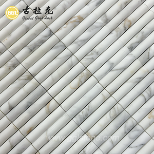 Mosaïque de marbre Calacatta Gold à facettes 3D, forme côtelée et arrondie, pour la décoration murale intérieure d'hôtels et de villas. - Product Image 1