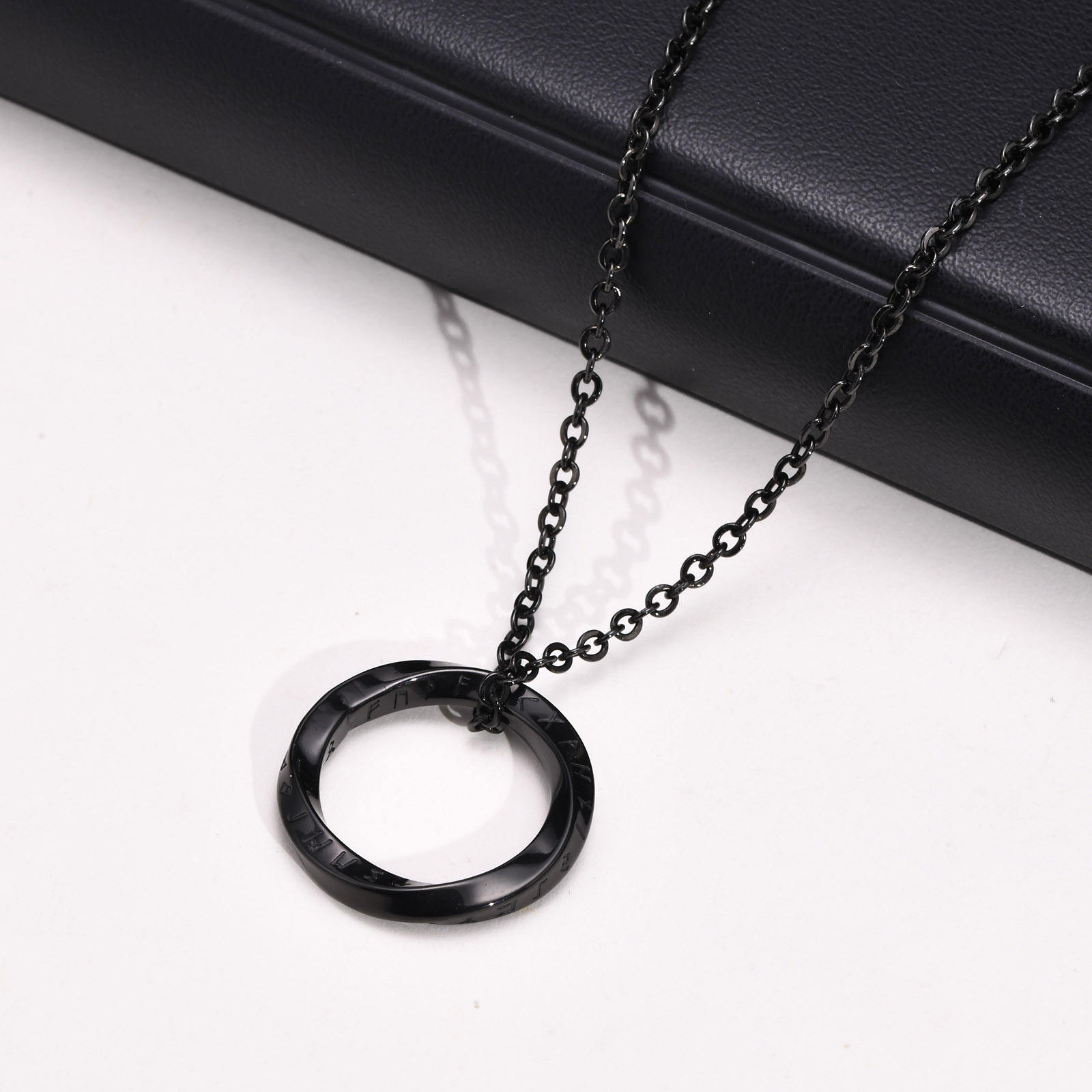 The black pendant does not contain a chain