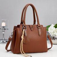 Fournisseur de sacs en gros – Sac à bandoulière de luxe pour femme en cuir PU, grand sac fourre-tout avec accent en V métallique, sac à bandoulière