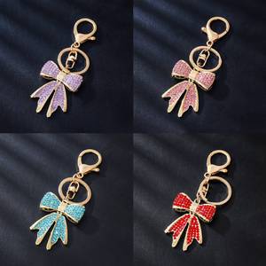 Porte-clés élégant et luxueux en métal plaqué, orné de diamants, avec un design nœud papillon, doté d'un savoir-faire complexe et d'une touche de luxe subtile. - Product Image 2