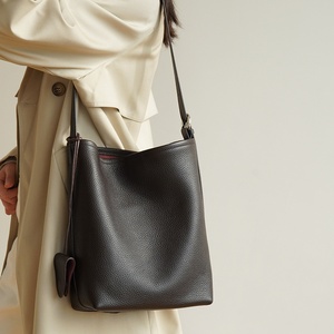 Sac à bandoulière en cuir véritable pour femme, décontracté, type seau, avec fermeture éclair, en polyester, sac à main de luxe avec breloques, sacs à main pour femmes - Product Image 4