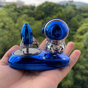 Linda Astronaut Rocket Car Perfume, Difusor Giratorio de Fragancia con Energía Solar, Aroma Floral, Duración de 31-60 Días, Colocación en Asiento - Product Image 2
