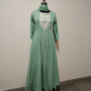 Ensemble Kurti Duppata long en coton pur avec broderie ethnique verte pour femmes, à porter lors de fêtes et de cérémonies familiales - Product Image 1