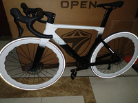 Vélo de route en fibre de carbone Aero 700C 24 vitesses Frein à disque hydraulique Guidon intégré 3K Roues en alliage d'aluminium Vélo de course
