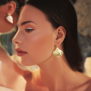 Boucles d'oreilles pendantes tendance en acier inoxydable 316L plaqué or PVD, motif étoile de mer et coquillage avec perles et pierre bleue - Product Image 3