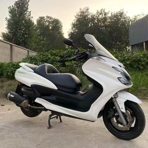 Scooter à essence Yamaha Majesty S 400cc IT, conçu pour des voyages à grande vitesse et des capacités tout-terrain, vitesse maximale supérieure à 80 km/h - Product Image 2