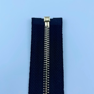 Tirette de fermeture éclair complète en alliage de zinc à dents en Y, avec logo personnalisé de haute qualité, verrouillage automatique 3M, pour accessoires de vestes et sacs, modèle <span class=keywords><strong>RIRI</strong></span> AM062 - Product Image 3