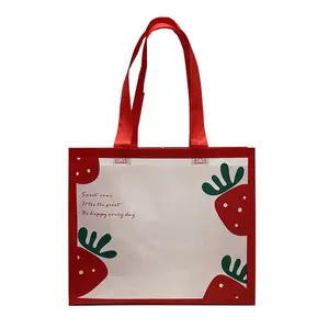 红色草莓印花服装手提袋无纺布层压购物袋可爱儿童水果礼品袋