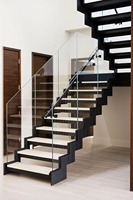 Escalier droit en bois de qualité supérieure avec rampe en verre, design mono-soleil pour villa de luxe et maison moderne