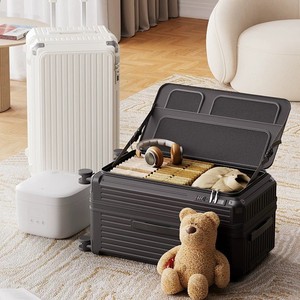 Valise trolley extensible de 28 pouces avec fermeture éclair et serrure à combinaison pour les voyages de loisirs des hommes, roues pivotantes à 360 degrés, rayée - Product Image 1