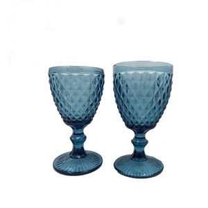 <span class=keywords><strong>Verre</strong></span> <span class=keywords><strong>à</strong></span> <span class=keywords><strong>vin</strong></span> <span class=keywords><strong>à</strong></span> tige courte en relief pour décoration d'intérieur colorée pressée <span class=keywords><strong>à</strong></span> la machine - Product Image 1