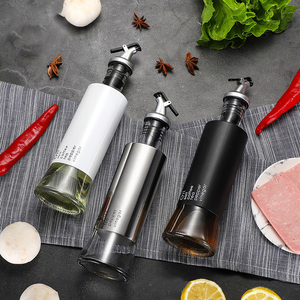 Bouteilles distributrices rondes <span class=keywords><strong>d</strong></span>'<span class=keywords><strong>huile</strong></span> de cuisson de Sauce de cuisine en verre <span class=keywords><strong>Olive</strong></span> avec <span class=keywords><strong>bec</strong></span> <span class=keywords><strong>verseur</strong></span> en acier inoxydable vente en gros - Product Image 4