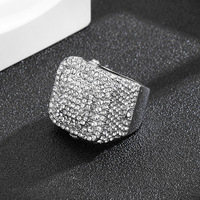 Bague tendance haut de gamme pour homme en alliage argenté plaqué argent, ornée de cristaux cubains et de strass, idéale pour un usage quotidien ou comme cadeau de fiançailles.