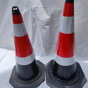 Cônes de signalisation routière en caoutchouc de 70 cm de haut, réfléchissants, avec base lestée pour une utilisation en matière de sécurité routière - Product Image 4