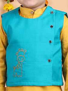 Lindo niño pequeño con traje festivo tradicional indio sentado en un taburete con fondo de decoración floral, retrato sonriente - Product Image 4