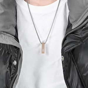 Collar de Acero Inoxidable con Colgante de Tornillo y Superficie Cepillada, con Incrustaciones de Tres Diamantes en una Caja de Cenizas de Hueso Color Oro Rosa - Product Image 6