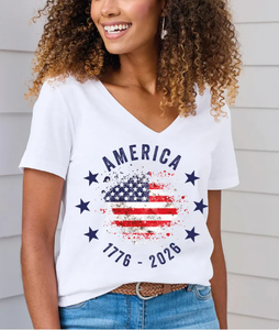 T-<span class=keywords><strong>shirt</strong></span> imprimé à <span class=keywords><strong>col</strong></span> en <span class=keywords><strong>V</strong></span> et manches courtes pour <span class=keywords><strong>femme</strong></span>, coupe ample, thème patriotique 4 juillet, drapeau américain, personnalisé OEM, 250e anniversaire, 1776 2026 - Product Image 2