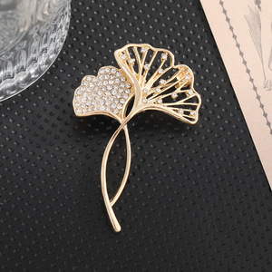 Broche en forme de feuille de Ginkgo creuse pour femme, en alliage de zinc avec incrustation de zircon, accessoire cadeau - Product Image 1