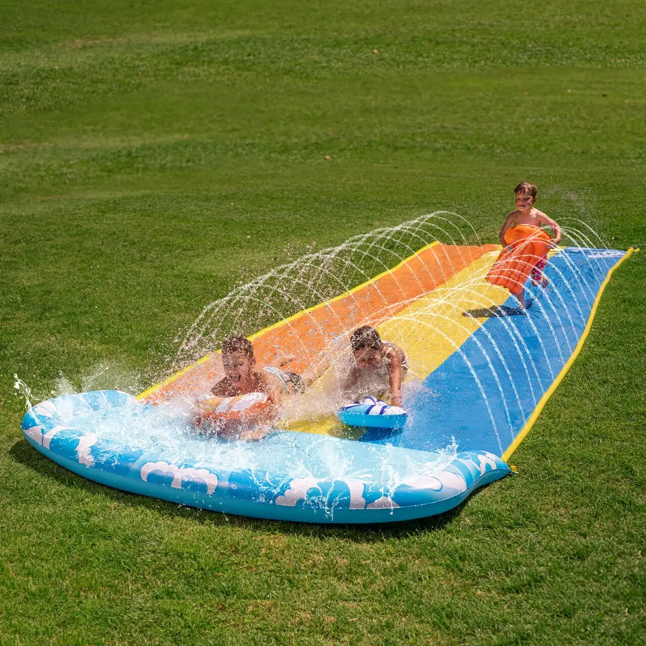 Yaz açık çim şişme su kaydırağı çift şeritli su sıçrama kayma sprey oyuncaklar köy yağmurlama çocuklar için slayt