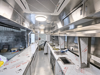 Remorque alimentaire mobile commerciale entièrement équipée pour la vente de poisson et frites, poulet et snacks en plein air, idéale pour les marchés de rue britanniques
