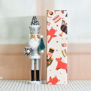 <span class=keywords><strong>Casse</strong></span>-noix roi en <span class=keywords><strong>argent</strong></span> pailleté de 42 cm avec couronne <span class=keywords><strong>et</strong></span> arbre - Product Image 1