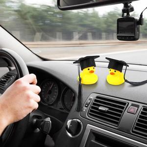 Venta al por mayor: Adorno de coche de plástico con diseño de pato amarillo, regalo de graduación lindo y elegante - Product Image 4