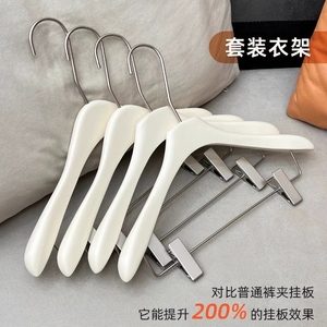 Di lusso bianco crema appendiabiti in <span class=keywords><strong>legno</strong></span> di alta qualità pantaloni vestito appendiabiti con Clip a spalla larga antiscivolo - Product Image 2