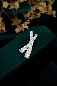 Collar con colgante de diamante cultivado en laboratorio de 14K, diseño elegante de barras superpuestas con cadena, joyería fina moderna y minimalista, estilo premium. - Product Image 5