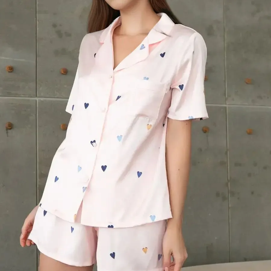 OEM-Großhandel lässige zweiteiliges Outfit weiß Satin Seide mit blauem Herzdruck kurze Ärmel Freizeitkleidung Damen-Pjs-Pyjama-Set
