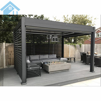 Pergola en aluminium robuste Sweet Home avec toit à lamelles réglables électriquement, pavillon extérieur résistant aux intempéries pour hôtel et complexe hôtelier