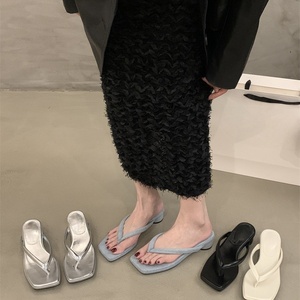 Chanclas de suela gruesa para mujer, estilo verano 2026, a juego con faldas, sandalias plateadas con temática playera - Product Image 2