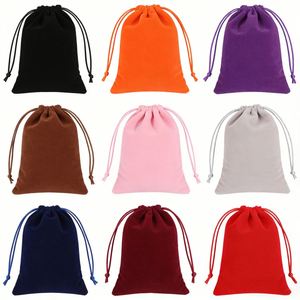Sac en velours noir anti-poussière avec cordon de serrage pour bijoux et écouteurs, personnalisable par sérigraphie, vente en gros - Product Image 1