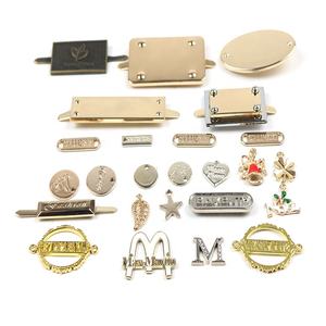 Etiqueta de Metal con Logotipo Grabado en Relieve para Bolsos, Etiquetas de Marca Doradas para Joyería Circular, Dije Largo - Product Image 1