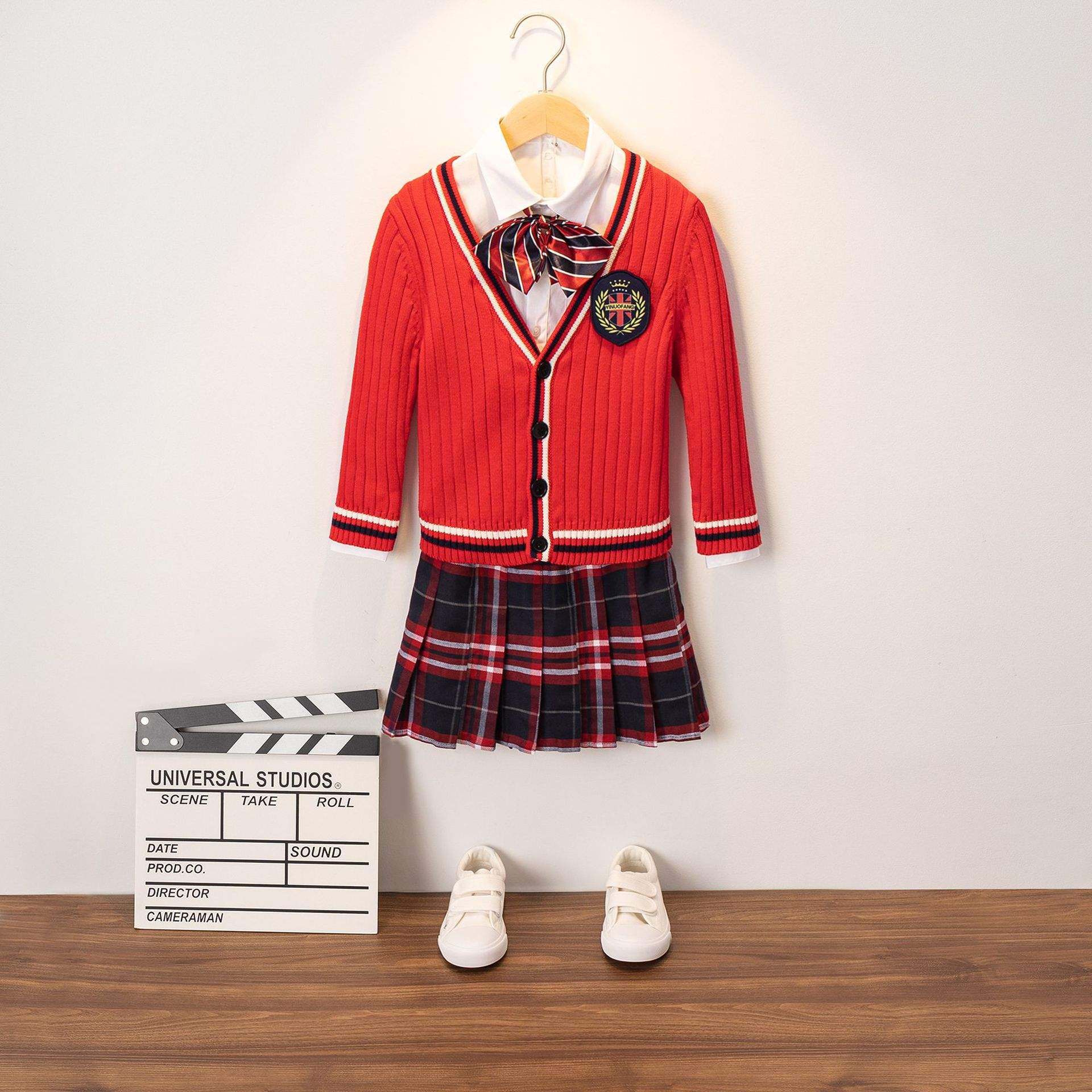 สูทผู้หญิงสีแดง