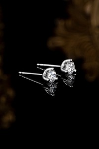 Boucles d'oreilles classiques en or blanc massif 14 carats avec diamants ronds brillants de 0,55 ct cultivés en laboratoire |   Certifié IGI, taille brillant rond, laboratoire - Product Image 4